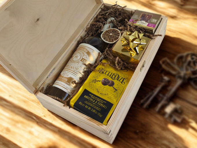 Eleganckie zestawy prezentowe dla firm – Zestaw SW414 z winem Gran Sasso Pecorino, pralinami Ferrero Rocher, Lindt, Feletti i herbatą Sir Williams